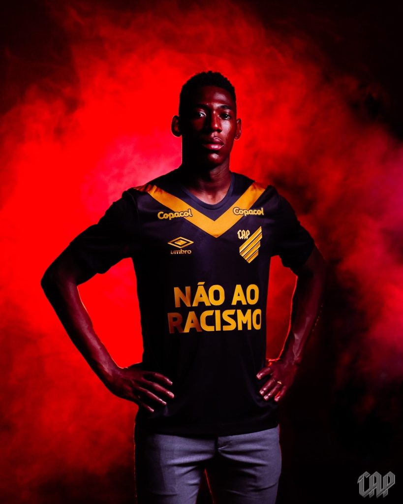 Léo Pelé com uniforme do Athletico para jogo contra  Cianorte. Foto: José Tramontin/athletico.com.br