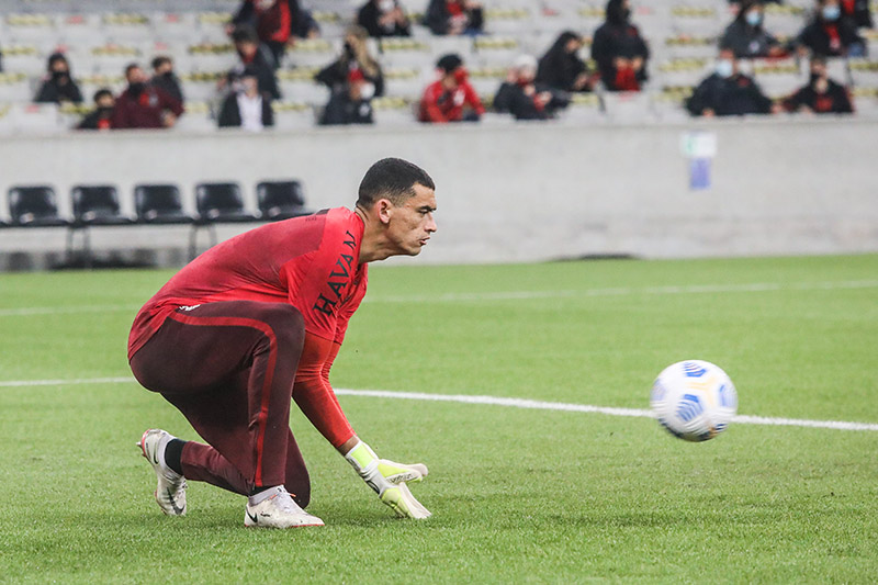Santos, goleiro do Athletico-PR