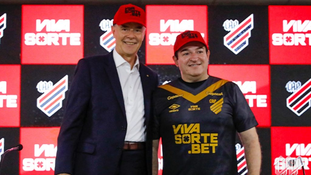 Luiz Alberto Kuster, 1º vice do Athletico, e Renato Ambrósio, CEO do Viva Sorte. (Foto: Duda Matoso/athletico.com.br)