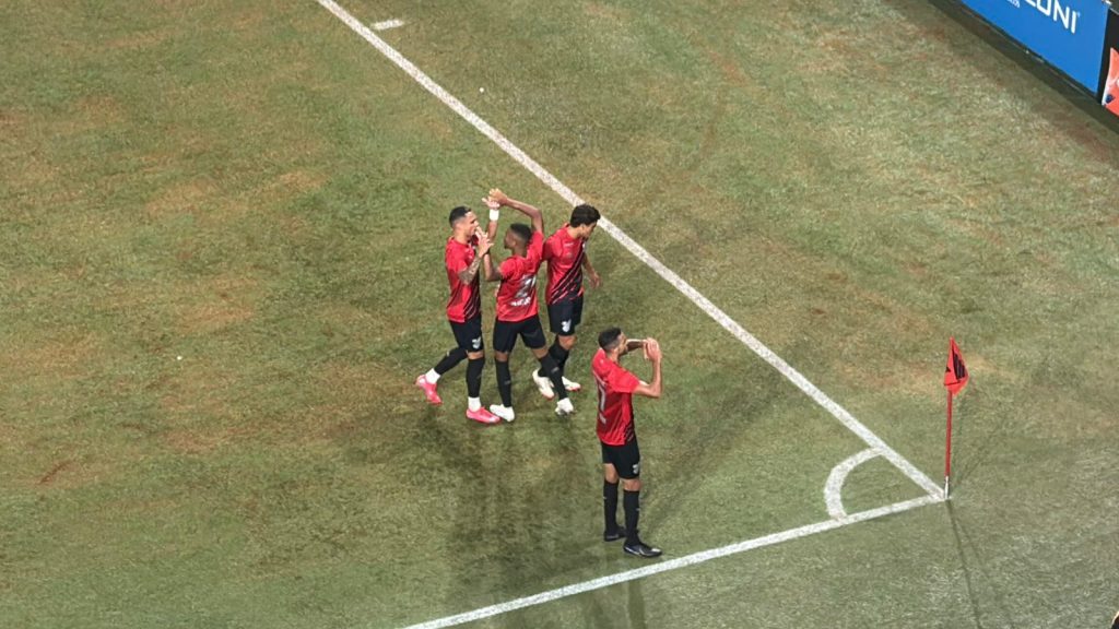 Jogadores do Athletico-PR comemoram primeiro gol. Foto: Twitter/Monique Vilela