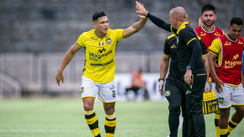 Athletico-PR busca lateral marcou dois gols pelo São Bernardo. (Foto: Anderson Romão/Ag. Paulistão)