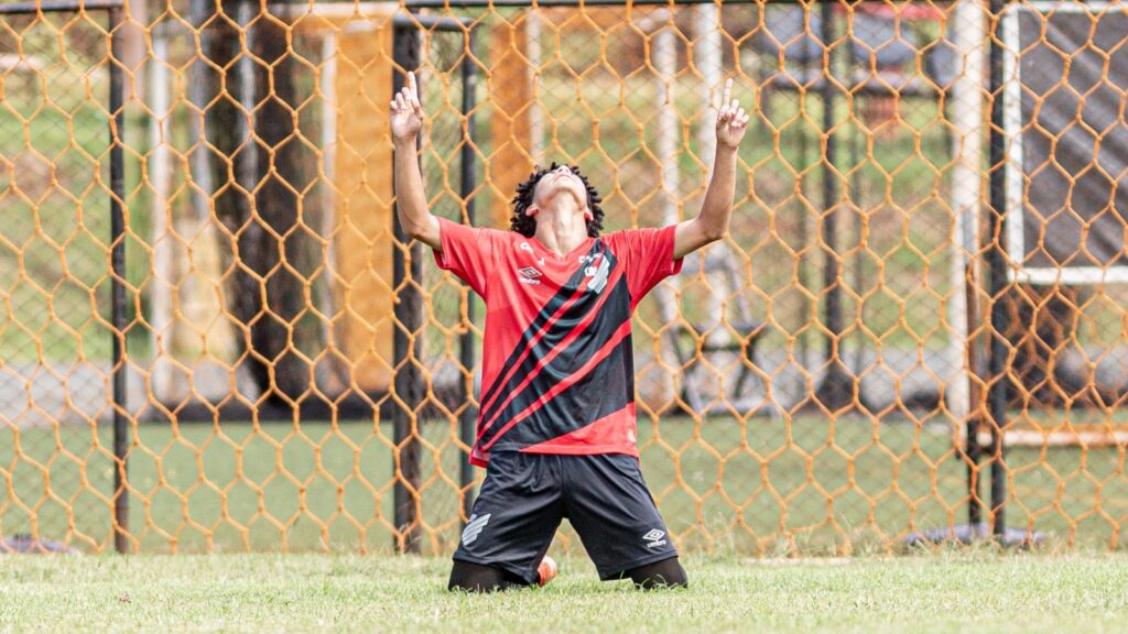 Athletico-PR é campeão sub-15 da Alcans Cup (Foto: Raul Ramos/athletico.com.br)