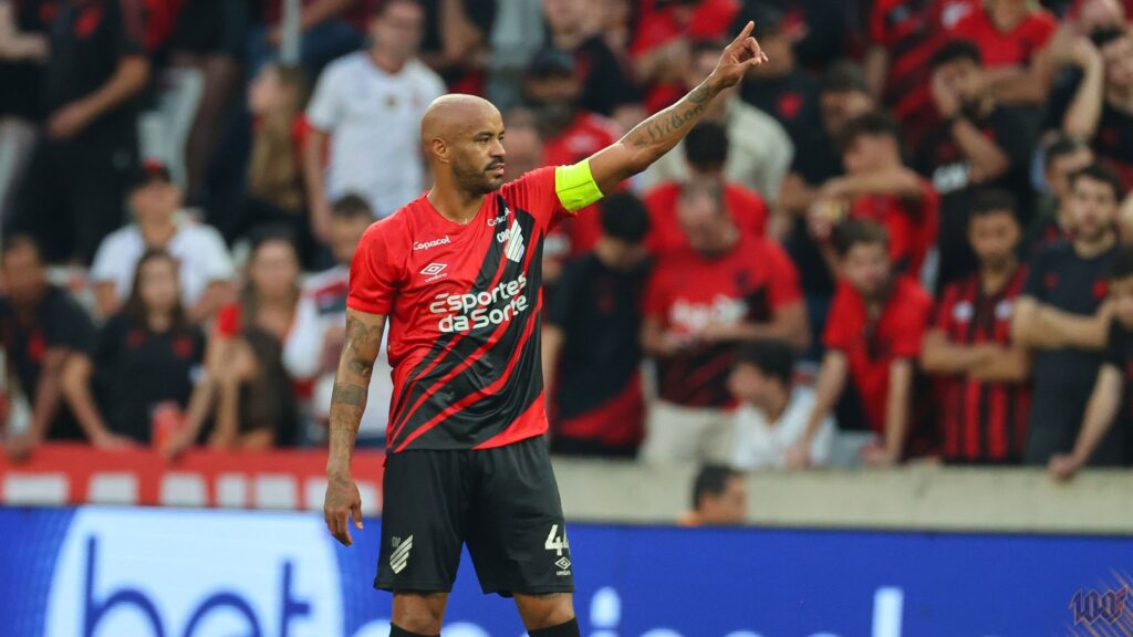 Thiago Heleno na reserva do Athletico-PR (Foto: José Tramontin/athletico.com.br)