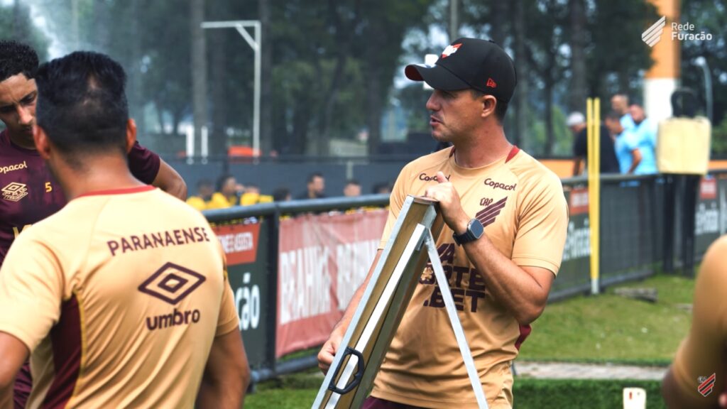 Barbieri explica jogo do Athletico-PR (Foto: Divulgação/Rede Furacão)