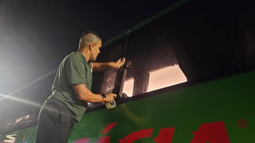 Criminosos apedrejam ônibus do Maringá após goleada no Athletico-PR (Foto: Divulgação/Maringá)