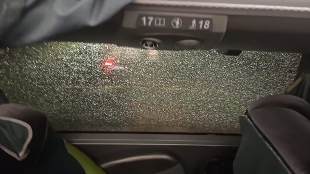 Criminosos apedrejam ônibus do Maringá após goleada no Athletico-PR (Foto: Divulgação/Maringá)