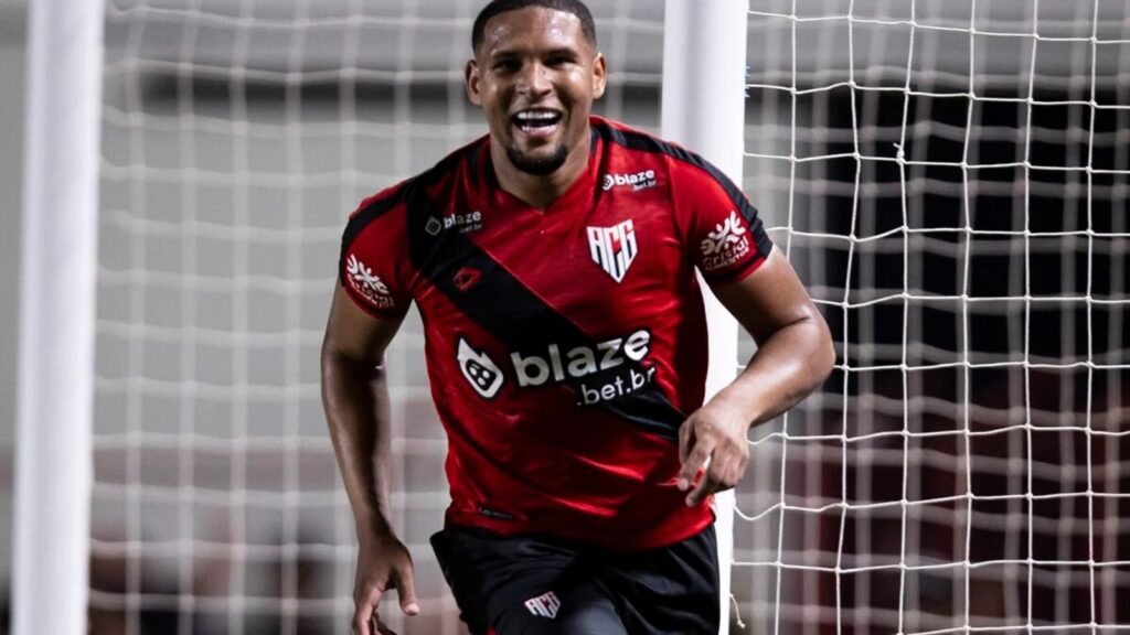 Matheus Felipe comemora gol pelo Atlético Goianiense. Foto: Heber Gomes - Mais Goiás