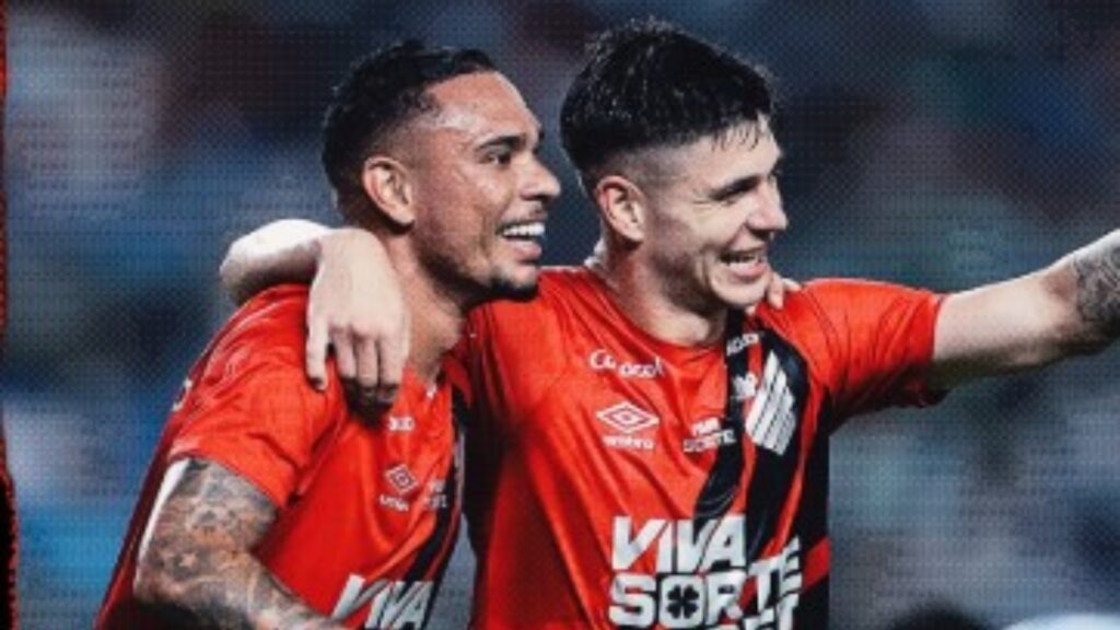 Luiz Fernando e Zapelli comemoram o gol. Foto: José Tramontin/athletico.com.br