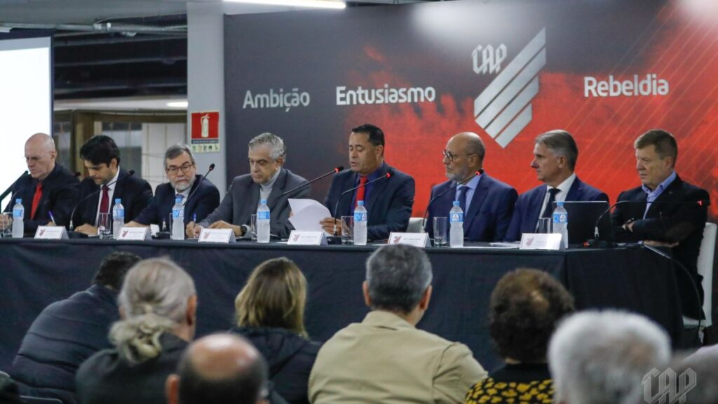 Petraglia em reunião com conselho do Athletico-PR (Foto: Duda Matoso/athletico.com.br)