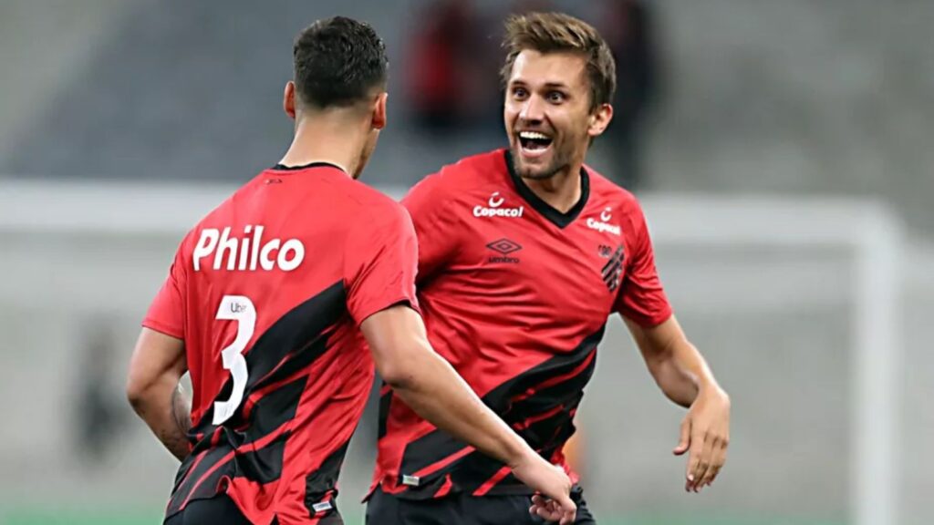 Paulo André fez dupla função no Athletico-PR com ideia de Petraglia (Foto: Reprodução/GE)