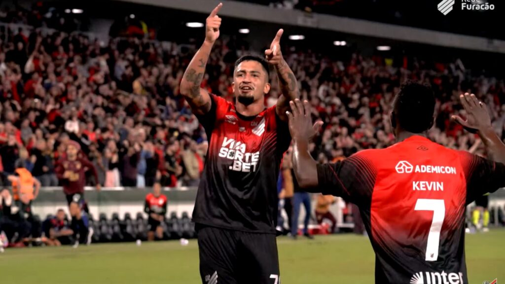 Renan Peixoto sofre pênalti em Athletico-PR x CRB (Imagem: Divulgação/Rede Furacão)