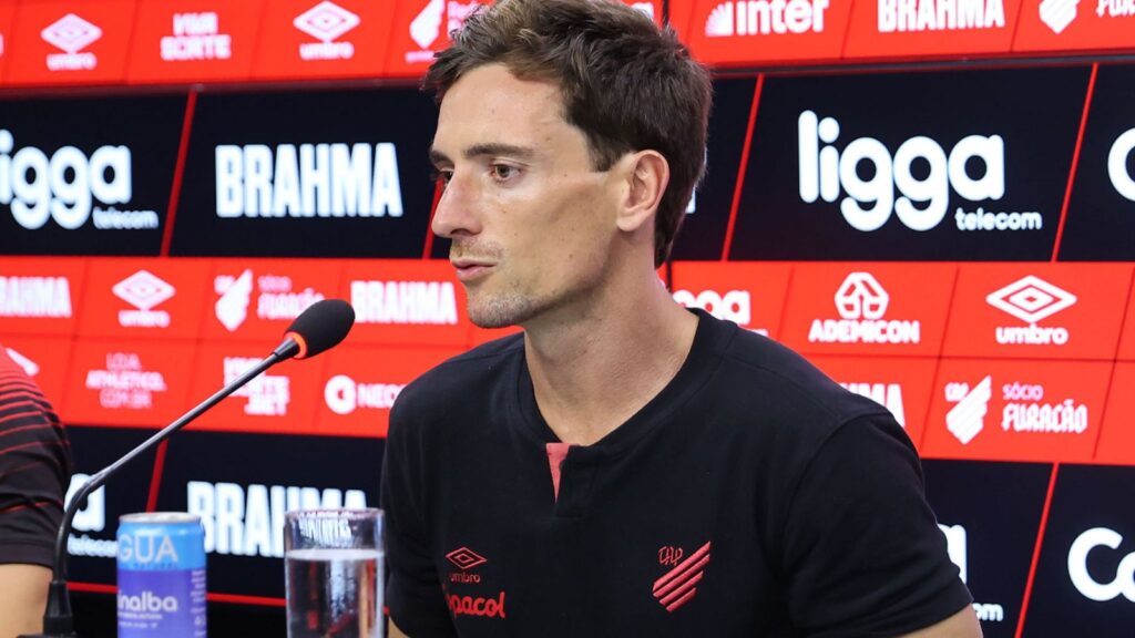 João Correia dá entrevista após empate. Foto: José Tramontin/athletico.com.br