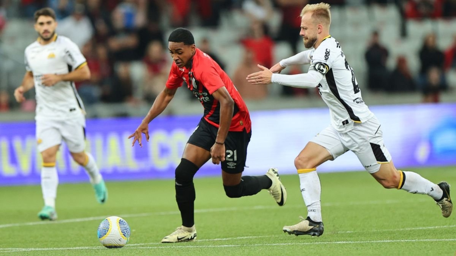 Kayke viaja para enfrentar Vila Nova x Athletico-PR - (Foto: José Tramontin/Athletico)