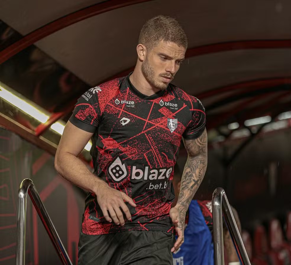 Meia Léo Naldi. Foto: Bruno Corsino / Atlético-GO