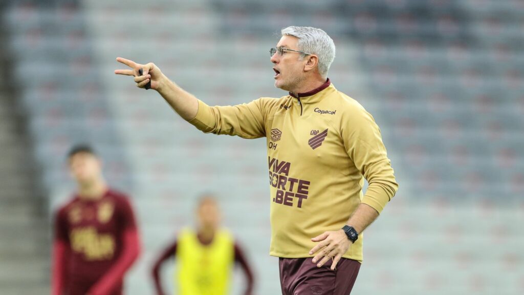 Athletico-PR vê entrega em Odair Hellmann (Foto: José Tramontin/athletico.com.br)