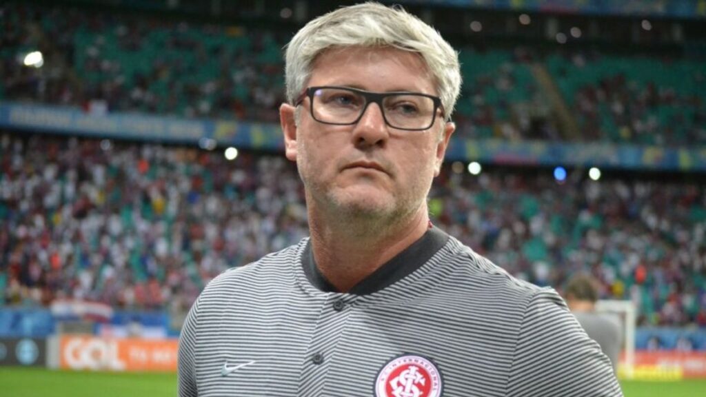 Athletico-PR acerta com lateral (Foto: Divulgação)