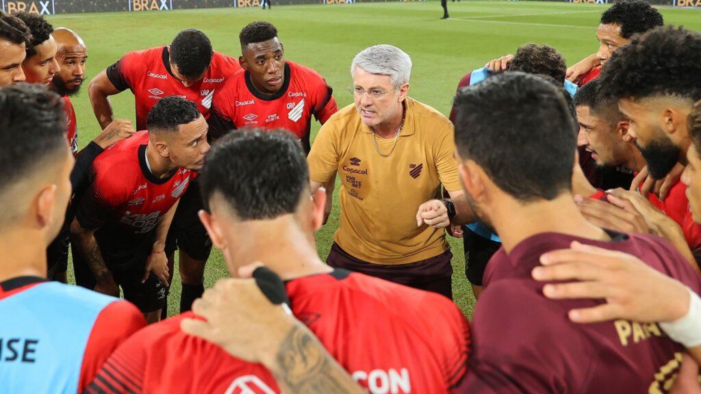 Odair Hellmann parabeniza atletas do Athletico-PR (Foto: Duda Matoso/athletico.com.br)