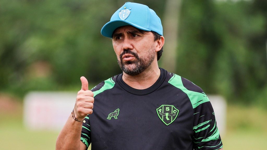 Luizinho Lopes no comando do treino desta quarta (12) - Crédito: Jorge Luís Totti e Matheus Vieira