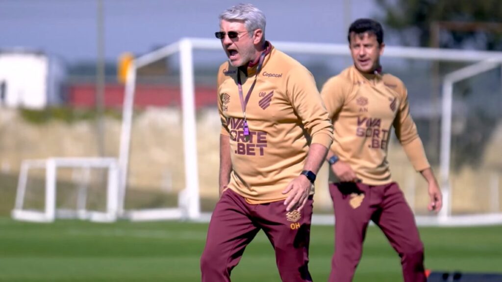 Odair recebe notícia sobre lesões do Athletico-PR (Foto: Divulgação/Rede Furacão)