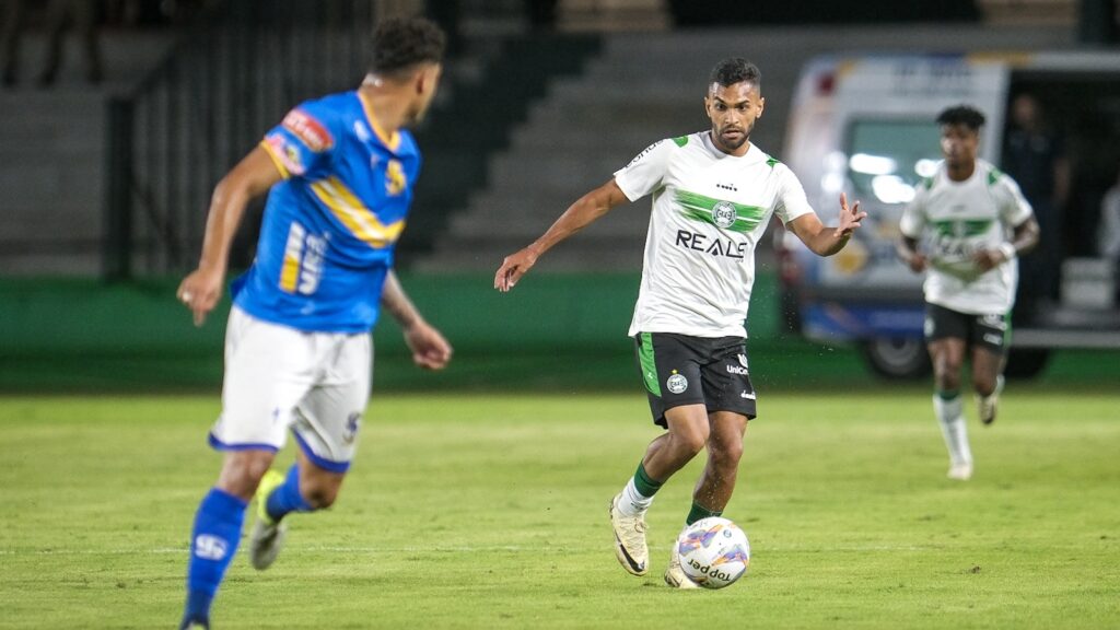 Vini Paulista jogando pelo Coritiba