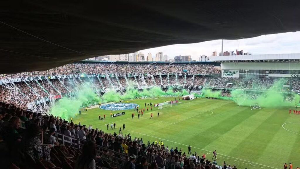 Coritiba lota Couto Pereira (Foto: Guto Marchiori/ge)