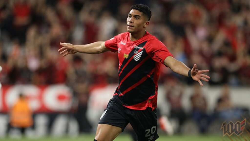 Julimar de volta aos treinos do Athletico-PR (Foto: José Tramontin/athletico.com.br)