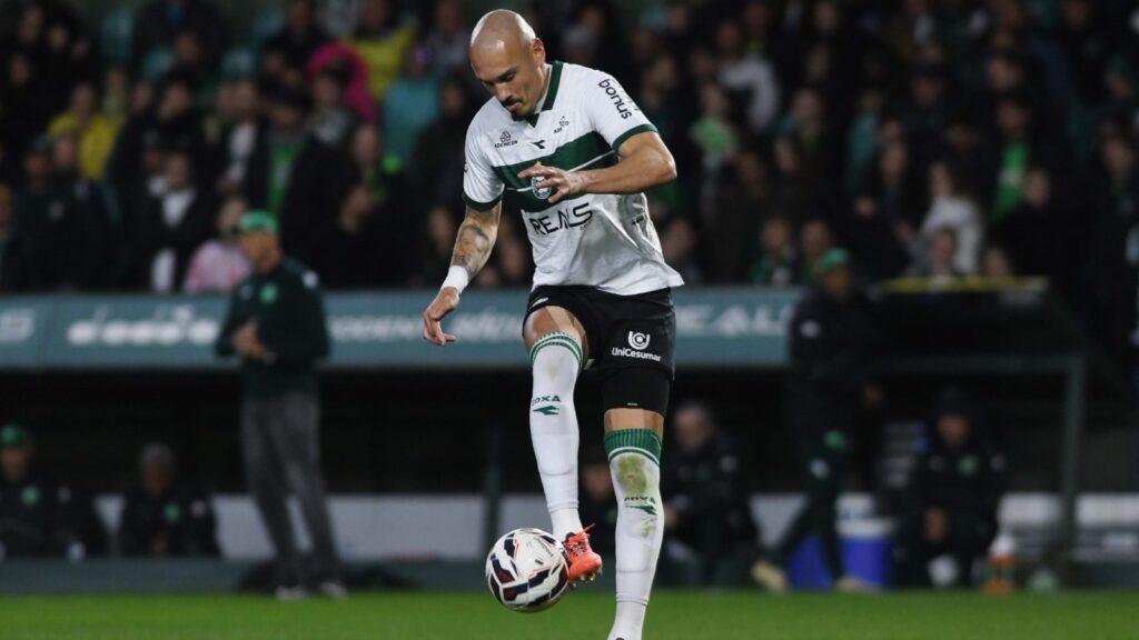 Maicon é pilar e capitão da zaga do Coritiba (Foto: Gabriel Thá/Coritiba)
