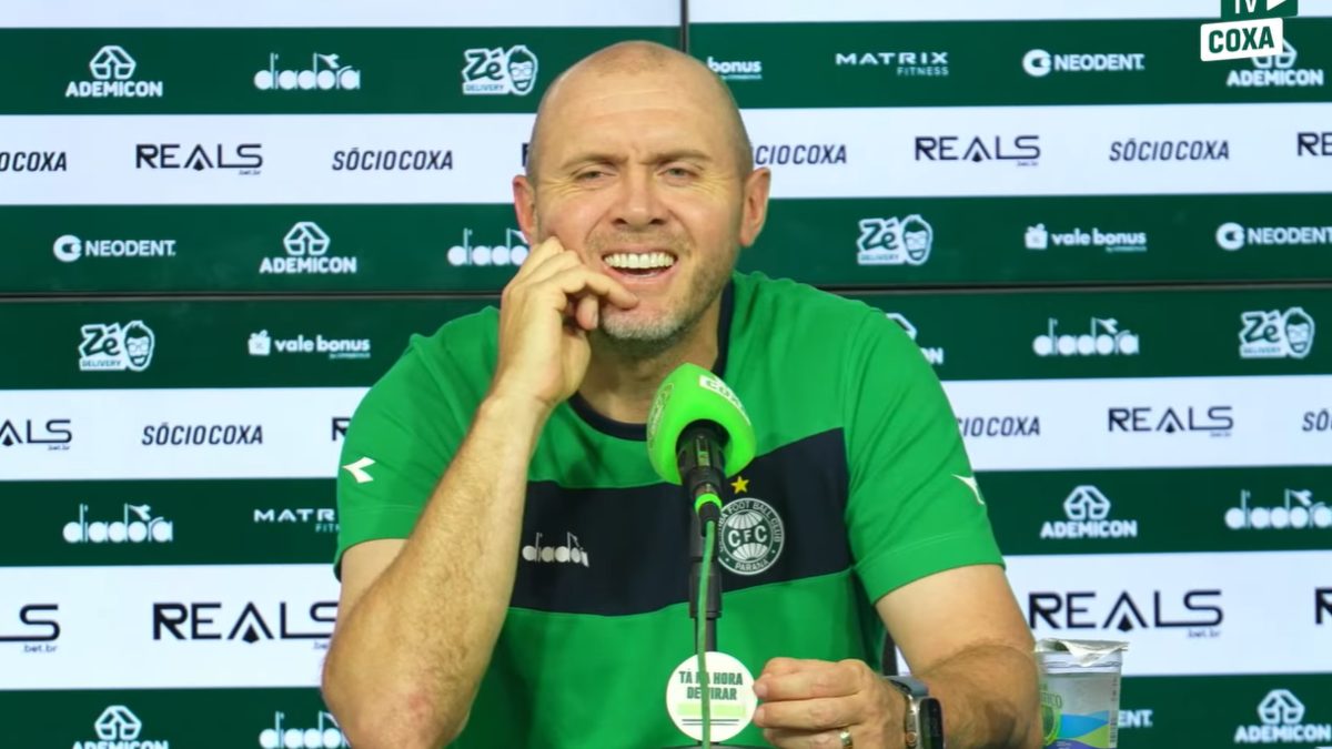 Mozart exagera com repórter após Coritiba x Amazonas (Foto: Divulgação/Coritiba)