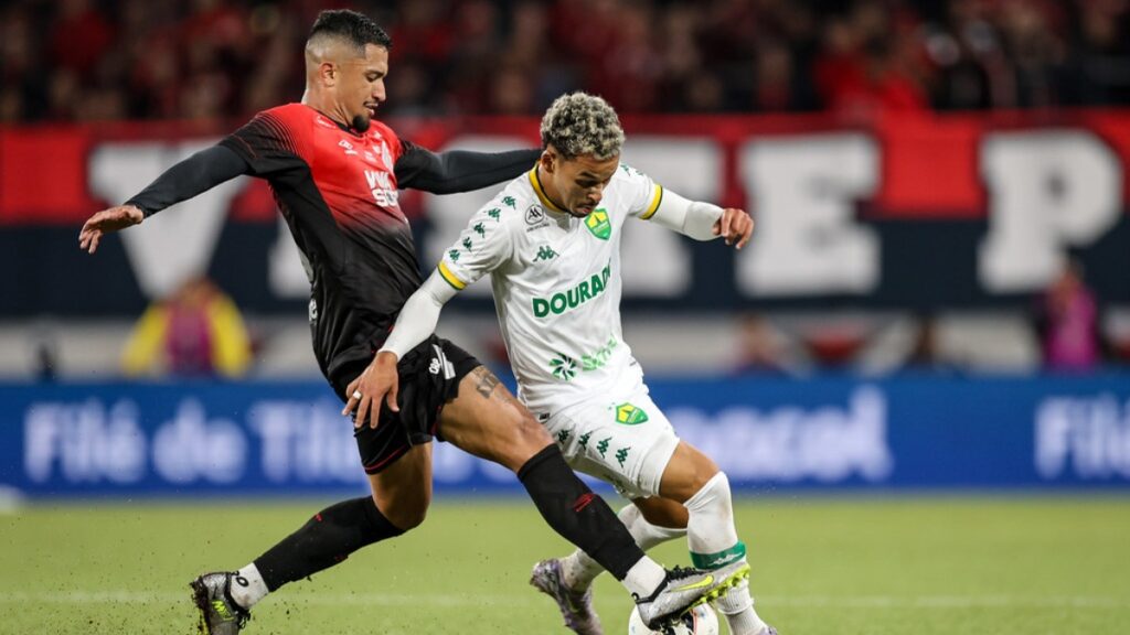 Athletico-PR dá vexame contra Cuiabá (Foto: AssCom Dourado/Divulgação)