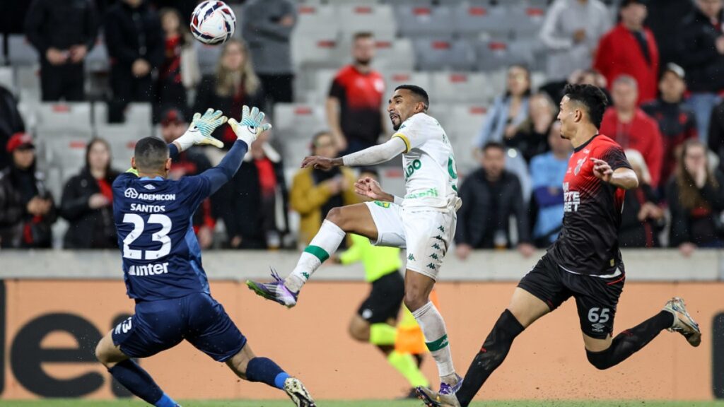 Athletico-PR dá vexame contra Cuiabá (Foto: AssCom Dourado/Divulgação)