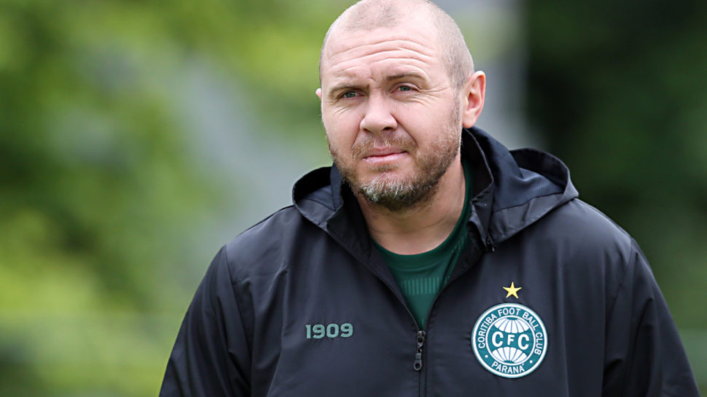 Mozart faz trabalho parecer fácil no Coritiba (Foto: Albari Rosa)