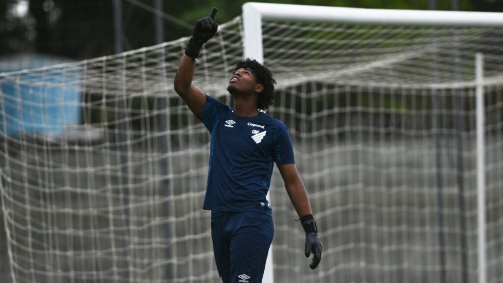 Pedro Lopes defende pênalti decisivo contra Fluminense (Foto: João Pina/athletico.com.br)