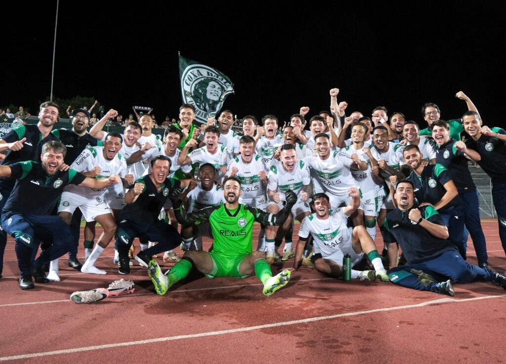 Imagem do elenco composto principalmente pelo sub20 do Coritiba comemorando a vitória contra o Maringá.