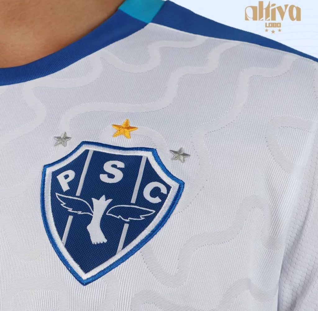 Detalhes do novo uniforme com escudo bordado - Crédito: Reprodução/Redes sociais do clube