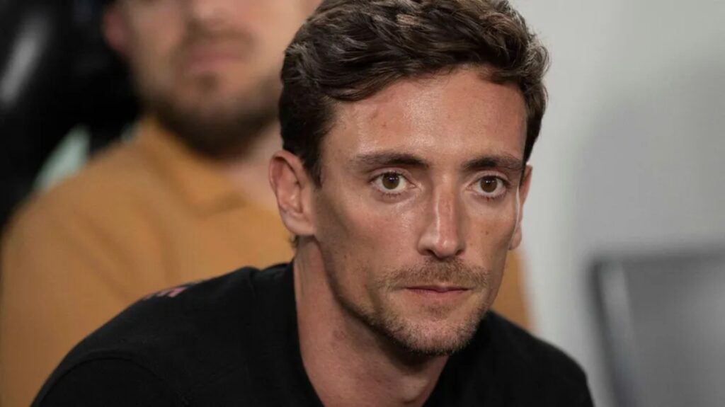 João Correia olha observa Athletico-PR derrapar na Taça FPF (Foto: Reprodução/UmDois Esportes)