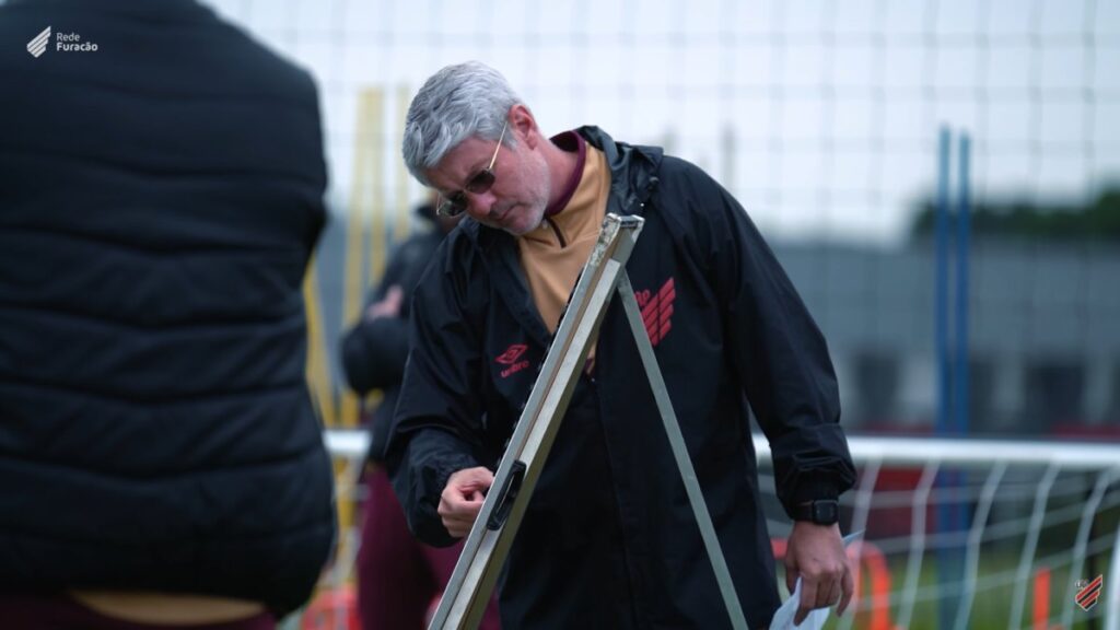 Odair relaciona time do Athletico (Foto: Divulgação/Rede Furacão)