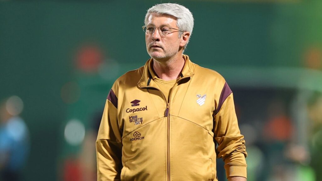 Odair assiste Athletico-PR contra Remo (Foto: José Tramontin/athletico.com.br)