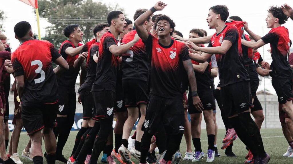 Athletico-PR renova com Bruninho (Foto: Reprodução/Redes Sociais)