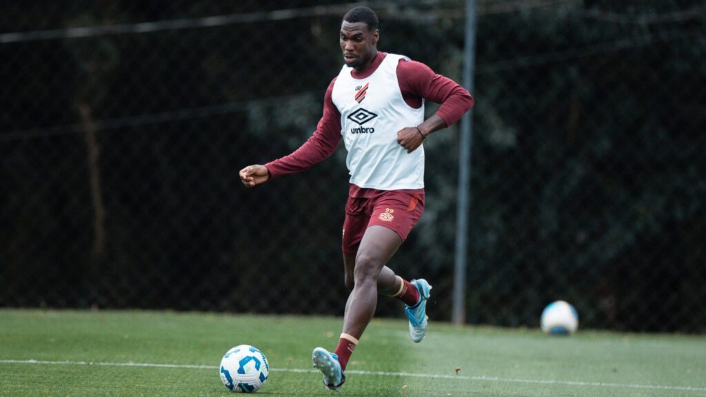 Terán se recupera de lesão no Athletico-PR (Foto: Duda Matoso/athletico.com.br)