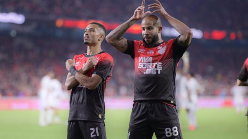 Athletico-PR entra no G4 após bater Operário (Foto: Reprodução/Redes Sociais)