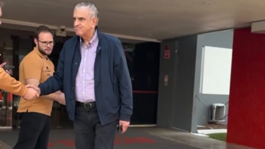 Petraglia, presidente do Athletico-PR, viaja com elenco (Foto: Reprodução/Athletico)