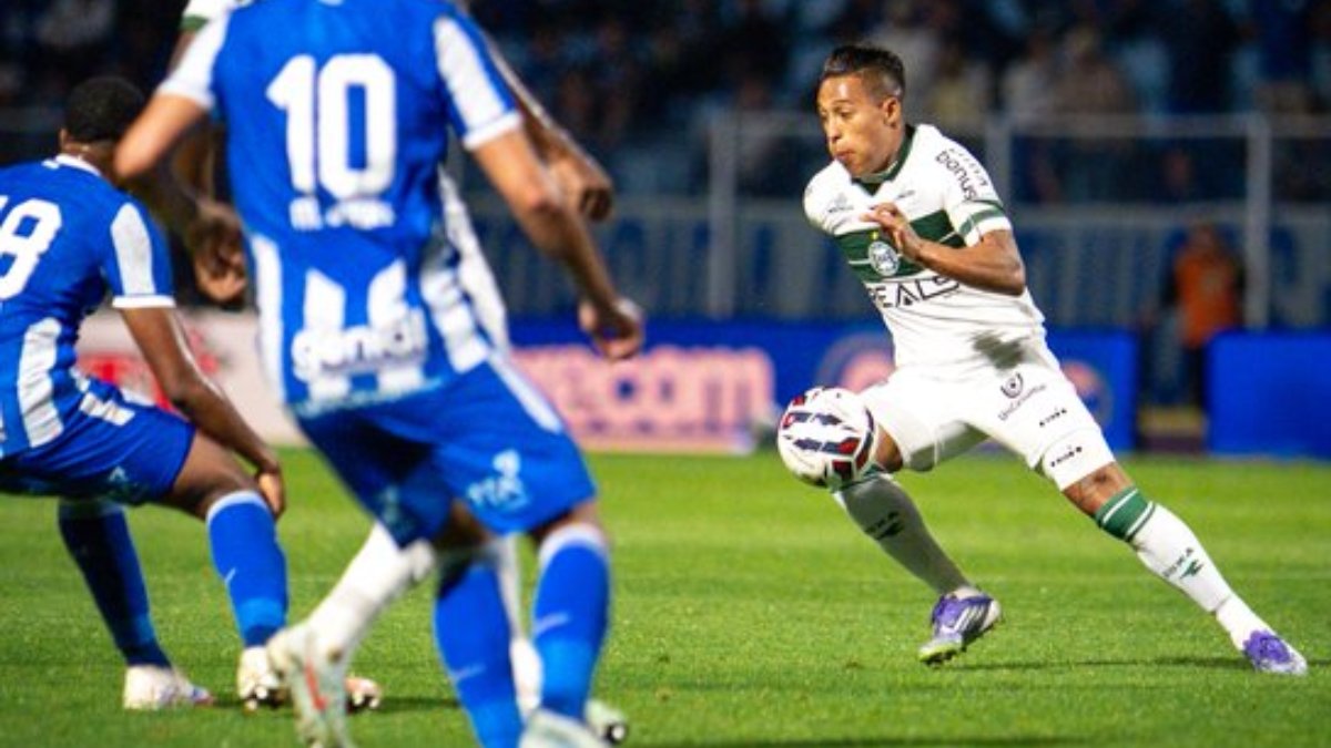 Coritiba vence Avaí na Ressacada (Foto: JP Pacheco)