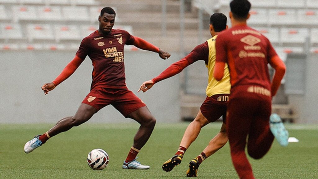 Terán treina com normalidade no Athletico-PR (Foto: Duda Matoso/athletico.com.br)