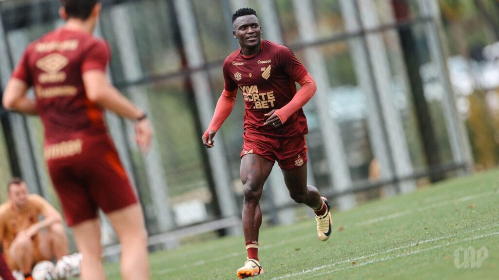 Viveros se diz feliz no Athletico-PR (Foto: Duda Matoso/athletico.com.br)