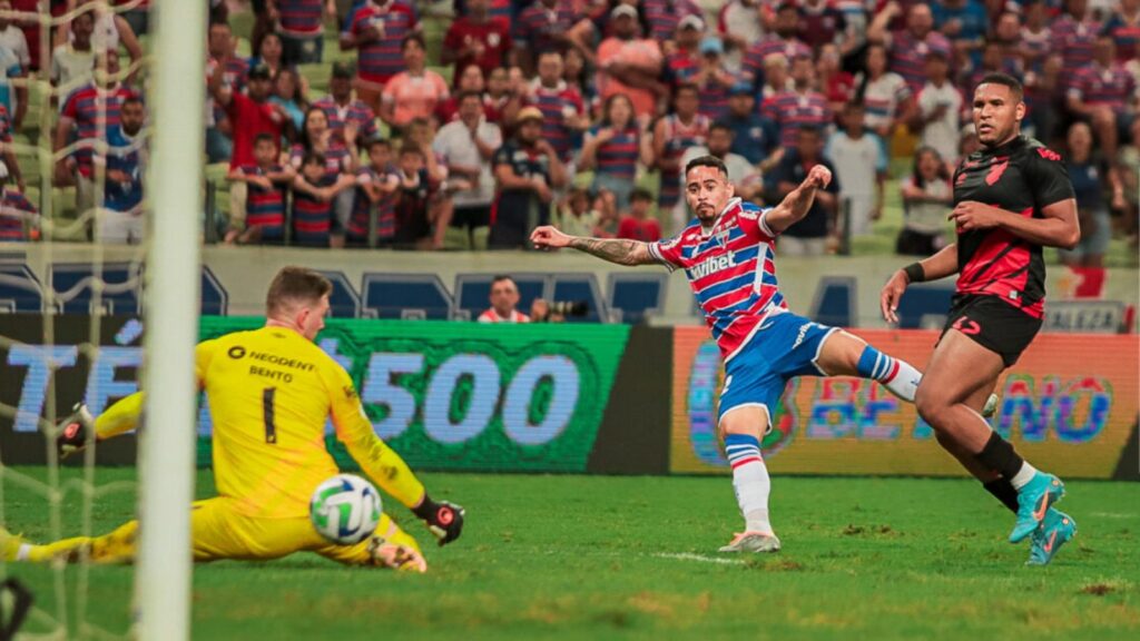 Athletico-PR conversa com Yago Pikachu (Foto: Mateus Lotif/FEC)