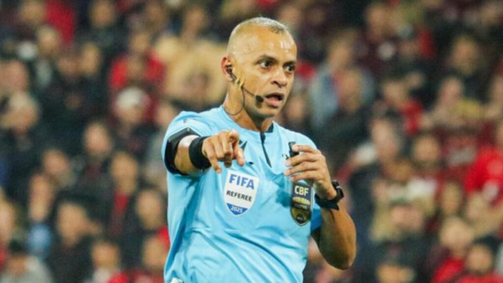 Árbitro interfere no resultado de Athletico-PR x Corinthians (Foto: Reprodução/Itatiaia)