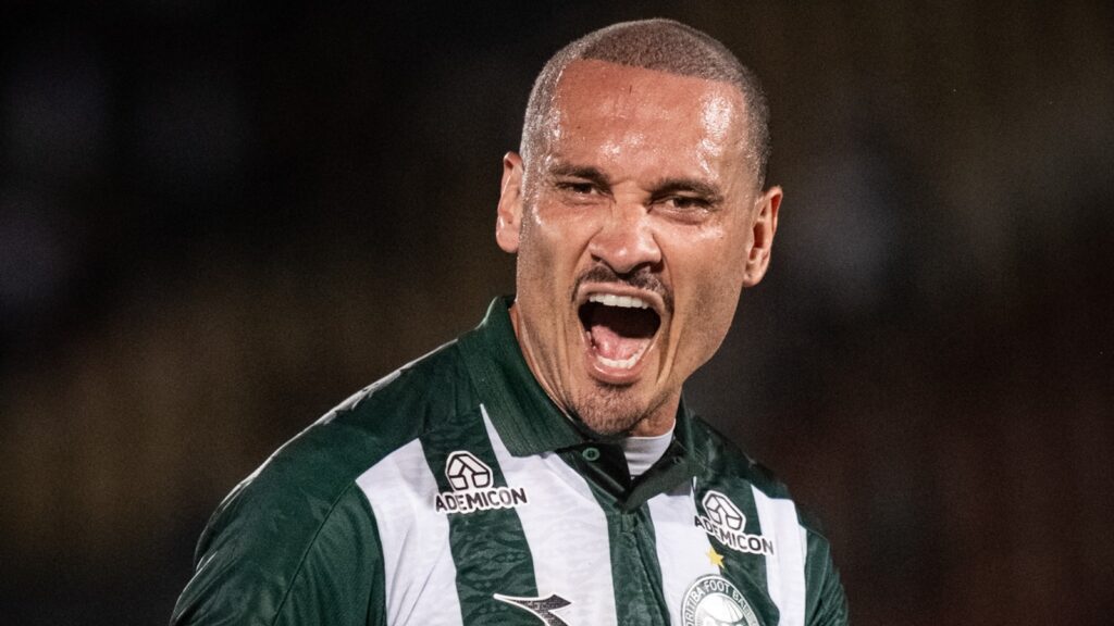 Coritiba vence Maringá no Paranaense